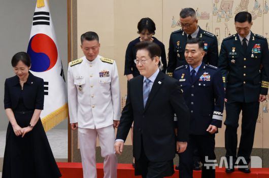 [서울=뉴시스] 최동준 기자 = 이재명 대통령이 2일 서울 용산 대통령실 청사에서 열린 대장 진급·보직 신고 및 삼정검 수치 수여식을 마친 뒤 환담장으로 향하고 있다. (대통령실통신사진기자단) 2025.09.02. photocdj@newsis.com