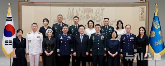 [서울=뉴시스] 최동준 기자 = 이재명 대통령이 2일 서울 용산 대통령실 청사에서 열린 대장 진급·보직 신고 및 삼정검 수치 수여식에서 대장 진급자 등 참석자들과 기념촬영을 하고 있다.이날 수여식은 합동참모의장 후보자인 진영승 전략사령관, 김규하 육군참모총장, 강동길 해군참모총장, 손석락 공군참모총장, 김성민 한미연합사 부사령관, 주성운 지상작전사령관, 김호복 2작전사령관이 대장 진급·보직 신고를 했다. (대통령실통신사진기자단) 2025.09.02. photocdj@newsis.com