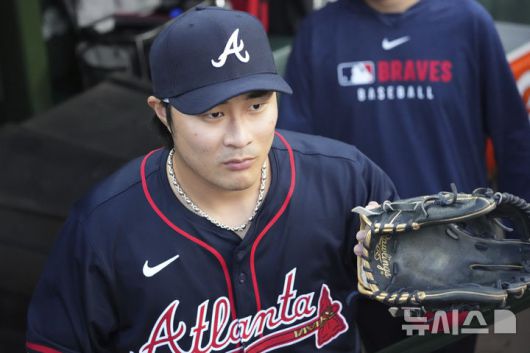 [시카고=AP/뉴시스] 애틀랜타 브레이브스의 김하성이 2일(현지 시간) 미 일리노이주 시카고의 리글리 필드에서 열리는 2025 메이저리그 시카고 컵스와의 경기 전 운동장을 바라보고 있다. 2025.09.03.