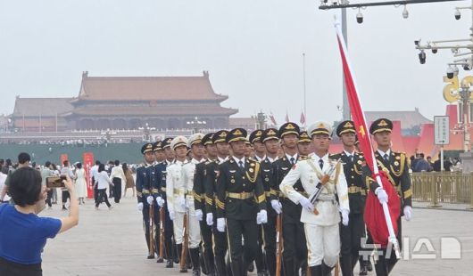 [베이징=뉴시스] 박정규 특파원 = 3일 오전 중국 베이징 톈안먼 앞에서 전승절 80주년 열병식 개최에 앞서 중국 군인들어 열을 지어 이동하고 있다. 2025.09.03 pjk76@newsis.com