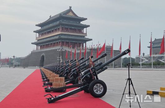 [베이징=뉴시스] 박정규 특파원 = 3일 오전 중국 전승절 80주년 열병식 개최를 앞두고 베이징 톈안먼광장 앞에 열병식에 사용될 예포들이 줄지어 놓여있다. 2025.09.03 pjk76@newsis.com