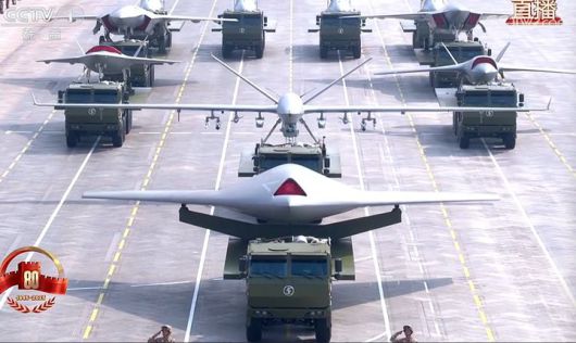 [서울=뉴시스] 3일 중국 베이징 전승절 80주년 열병식에 등장한 무인기.(출처: 중국 관영 CCTV 캡쳐) 2025.09.03.   *재판매 및 DB 금지