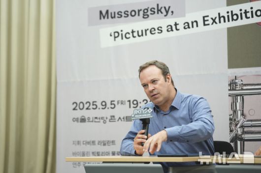 [서울=뉴시스]다비트 라일란트(46) 국립심포니오케스트라(KNSO) 예술감독이 3일 오후 서울 서초구 예술의전당 N스튜디오에서 진행된 라운드 인터뷰에서 질문에 답하고 있다. (사진=KNSO 제공)