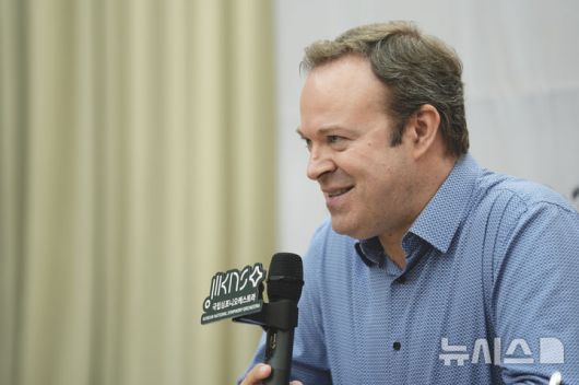 [서울=뉴시스]다비트 라일란트(46) 국립심포니오케스트라(KNSO) 예술감독이 3일 오후 서울 서초구 예술의전당 N스튜디오에서 진행된 라운드 인터뷰에서 질문에 답하고 있다. (사진=KNSO 제공)