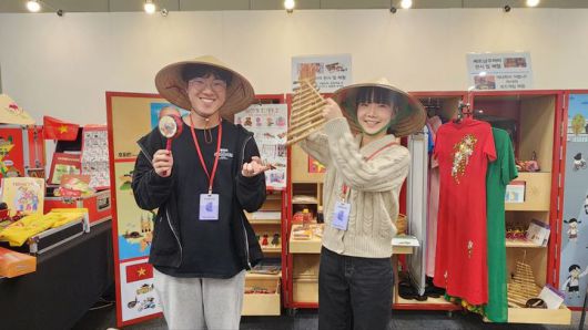 [서울=뉴시스] 베트남 다문화 꾸러미와 보드게임 (사진=국립민속박물관 제공0 2025.09.03. photo@newsis.com  *재판매 및 DB 금지