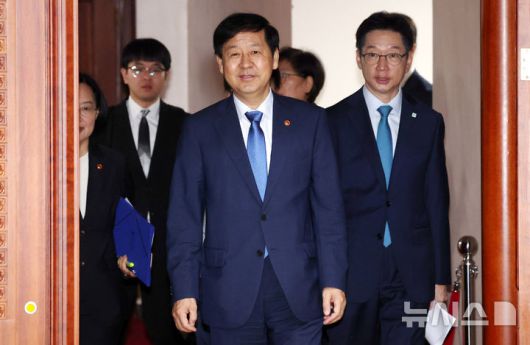 [서울=뉴시스] 추상철 기자 = 구윤철 경제부총리 겸 기획재정부 장관이 3일 오전 서울 종로구 정부서울청사에서 열린 '경제관계장관회의 겸 산업경쟁력강화관계장관회의'에 참석하고 있다. 2025.09.03. scchoo@newsis.com