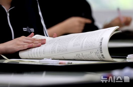 [대구=뉴시스] 이무열 기자 = 2026학년도 대학수학능력시험 9월 모의평가가 실시된 3일 대구 중구 경북여자고등학교에서 고3 수험생이 배부받은 문제지를 살펴보고 있다. 2025.09.03. lmy@newsis.com