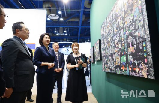[서울=뉴시스] 황준선 기자 = 이재명 대통령 부인 김혜경 여사가 3일 서울 강남구 코엑스에서 열린 국내최대 아트페어 '키아프 서울(Kiaf SEOUL)'을 찾아 전시를 둘러보고 있다. 2025.09.03. hwang@newsis.com