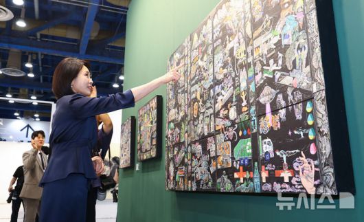 [서울=뉴시스] 황준선 기자 = 이재명 대통령 부인 김혜경 여사가 3일 서울 강남구 코엑스에서 열린 국내최대 아트페어 '키아프 서울(Kiaf SEOUL)'을 찾아 전시를 둘러보고 있다. 2025.09.03. hwang@newsis.com