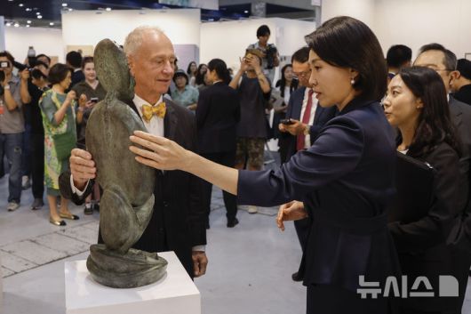 [서울=뉴시스] 황준선 기자 = 이재명 대통령 부인 김혜경 여사가 3일 서울 강남구 코엑스에서 열린 국내최대 아트페어 '키아프 서울(Kiaf SEOUL)'을 찾아 전시를 둘러보고 있다. (공동취재) 2025.09.03. photo@newsis.com