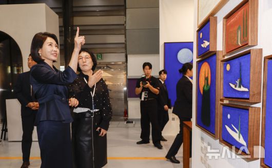 [서울=뉴시스] 황준선 기자 = 이재명 대통령 부인 김혜경 여사가 3일 서울 강남구 코엑스에서 열린 국내최대 아트페어 '키아프 서울(Kiaf SEOUL)'을 찾아 전시를 둘러보고 있다. (공동취재) 2025.09.03. photo@newsis.com