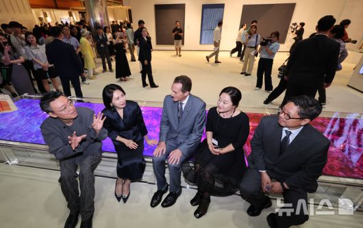 [서울=뉴시스] 황준선 기자 = 이재명 대통령의 부인 김혜경 여사가 3일 서울 강남구 코엑스에서 열린 '프리즈 서울 2025' VIP 프리뷰 데이에서 LG OLED 부스를 찾아 작품들을 관람하고 있다. (공동취재) 2025.09.03. photo@newsis.com