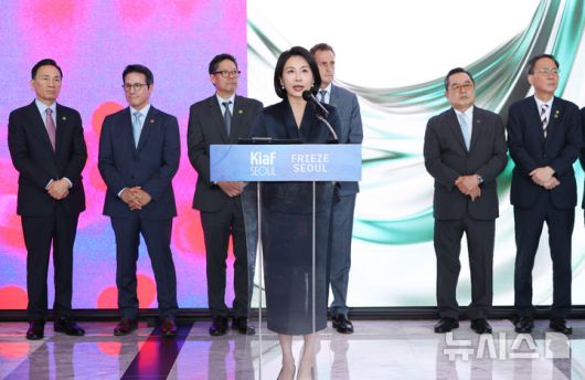 [서울=뉴시스] 황준선 기자 = 이재명 대통령 부인 김혜경 여사가 3일 서울 강남구 코엑스에서 열린 국내최대 아트페어 '키아프 서울(Kiaf SEOUL)'과 세계 3대 아트페어 '프리즈 서울(FRIEZE SEOUL)' 개막식에 참석해 축사를 하고 있다. 2025.09.03. hwang@newsis.com