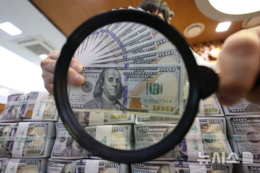 [서울=뉴시스] 배훈식 기자 = 한국은행이 3일 발표한 '2025년 8월 말 외환보유액'은 4162억9000만 달러로 지난달 말 대비 49억5000만 달러 증가하며 3개월 째 상승했다. 3일 오후 서울 중구 하나은행 위변조대응센터에서 보유중인 달러를 정리하고 있다. 2025.09.03. dahora83@newsis.com