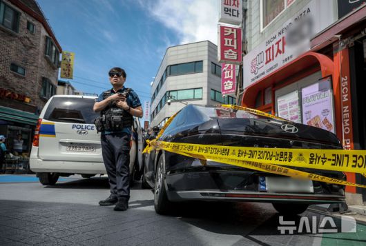 [서울=뉴시스] 정병혁 기자 = 3일 서울 관악구 조원동  칼부림 사건 현장에서 과학수사대가 현장조사를 하고 있다. 2025.09.03. jhope@newsis.com