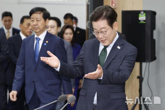 [안산=뉴시스] 최동준 기자 = 이재명 대통령이 3일 경기 안산시 새솔다이아몬드공업에서 열린 K-제조업 기업현장 간담회에 입장하며 참석자들에게 자리를 권하고 있다. 2025.09.03. photocdj@newsis.com