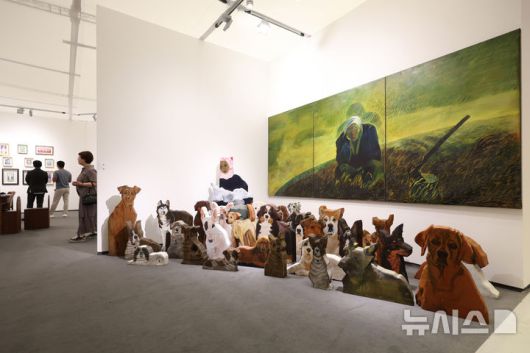 [서울=뉴시스] 박진희 기자 = '프리즈 서울(FRIEZE SEOUL)' 아트페어가 개막한 3일 서울 강남구 코엑스 학고재 전시장을 찾은 관람객이 작품을 감상하고 있다. 2025.09.03. pak7130@newsis.com