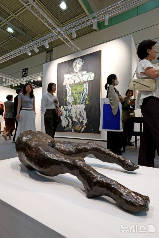 [서울=뉴시스] 박진희 기자 = '프리즈 서울(FRIEZE SEOUL)' 아트페어가 개막한 3일 서울 강남구 코엑스 화이트 큐브 전시장을 찾은 관람객들이 트레이시 에민(아래)의 작품 등 감상하고 있다. 2025.09.03. pak7130@newsis.com