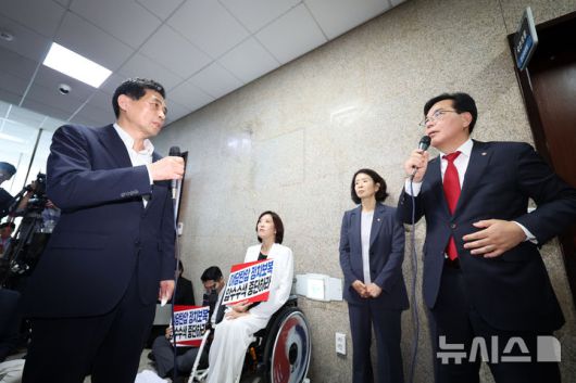 [서울=뉴시스] 김금보 기자 = 송언석 국민의힘 원내대표가 3일 서울 여의도 국회 원내대표실 앞에서 조은석 특별검사팀의 압수수색에 대항해 의원총회 농성을 하면서 김민기 국회 사무총장에게 압수수색이 허가된 경위를 묻고 있다. 2025.09.03. kgb@newsis.com