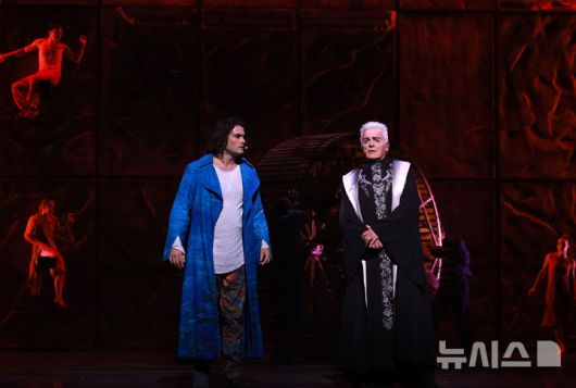 [서울=뉴시스] 이영환 기자 = 뮤지컬 노트르담 드 파리 그랭 구와르 역의 플로 칼리와 프롤로 역의 다니엘 라부아가 3일 오후 서울 종로구 세종문화회관 대극장에서 열린 프레스콜에서 주요 장면을 선보이고 있다. 내한 20주년 기념 뮤지컬 노트르담 드 파리는 3일부터 27일까지 세종문화회관 대극장에서 공연된다. 2025.09.03. 20hwan@newsis.com