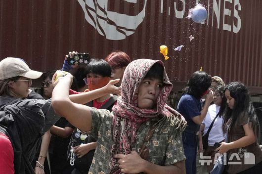 Protesters throw balloons f[마닐라=AP/뉴시스] 필리핀 마닐라 시민들이 4일 국회의원과 건설업체의 홍수 방지 비용 유용 등 부패에 항의하는 시위를 벌이고 있다. 일부 시위대는 오물이 든 풍선을 공공사업부 건물에 던지기도 했다. 2025.09.18.