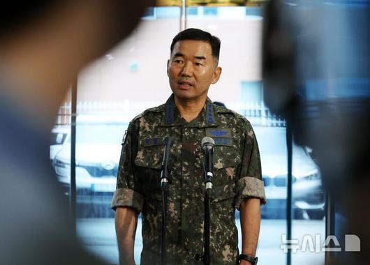 [서울=뉴시스] 배훈식 기자 = 진영승 대한민국 합동참모본부 의장 후보자가 4일 오전 서울 용산구 육군회관에 마련된 인사청문회 준비사무실로 첫 출근하며 취재진의 질문에 답하고 있다. 2025.09.04. dahora83@newsis.com