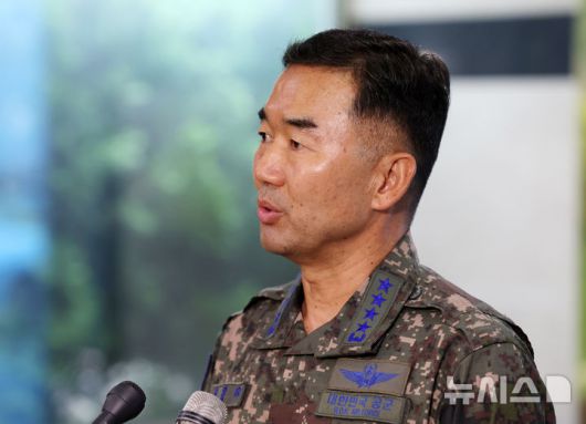 [서울=뉴시스] 배훈식 기자 = 진영승 대한민국 합동참모본부 의장 후보자가 4일 오전 서울 용산구 육군회관에 마련된 인사청문회 준비사무실로 첫 출근하며 취재진의 질문에 답하고 있다. 2025.09.04. dahora83@newsis.com