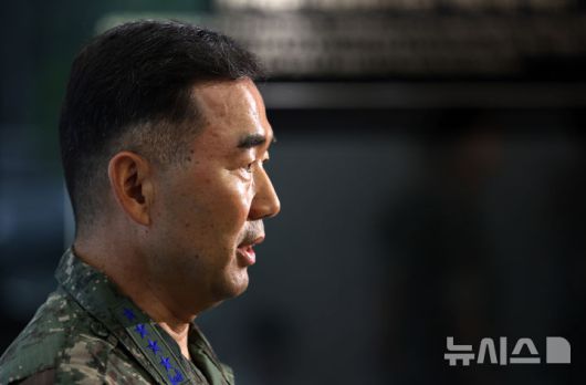 [서울=뉴시스] 배훈식 기자 = 진영승 대한민국 합동참모본부 의장 후보자가 4일 오전 서울 용산구 육군회관에 마련된 인사청문회 준비사무실로 첫 출근하며 취재진의 질문에 답하고 있다. 2025.09.04. dahora83@newsis.com