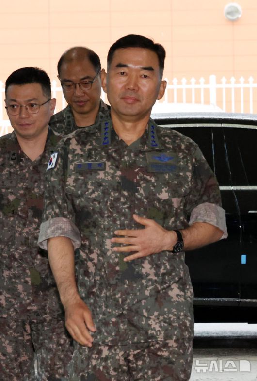 [서울=뉴시스] 배훈식 기자 = 진영승 대한민국 합동참모본부 의장 후보자가 4일 오전 서울 용산구 육군회관에 마련된 인사청문회 준비사무실로 첫 출근하고 있다. 2025.09.04. dahora83@newsis.com