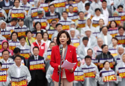 [서울=뉴시스] 김명년 기자 = 나경원 국민의힘 의원이 4일 오전 서울 여의도 국회 본청 앞 계단에서 열린 '야당말살 정치탄압 특검수사 규탄대회'에서 연설을 하고 있다. 2025.09.04. kmn@newsis.com