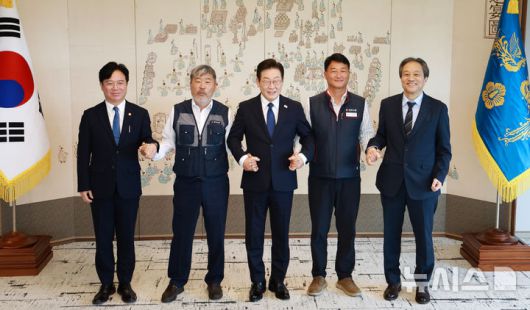 [서울=뉴시스] 최동준 기자 = 이재명 대통령이 4일 서울 용산 대통령실 청사에서 열린 양대 노총 위원장과 오찬 간담회에서 양경수(왼쪽 네번째) 민주노총 위원장, 김동명(왼쪽 두번째) 한국노총 위원장과 기념촬영을 하고 있다.왼쪽부터 김영훈 고용노동부 장관, 김 위원장, 이 대통령, 양 위원장, 문진영 사회수석. (대통령실통신사진기자단) 2025.09.04. photocdj@newsis.com