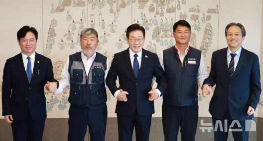 [서울=뉴시스] 최동준 기자 = 이재명 대통령이 4일 서울 용산 대통령실 청사에서 열린 양대 노총 위원장과 오찬 간담회에서 양경수(왼쪽 네번째) 민주노총 위원장, 김동명(왼쪽 두번째) 한국노총 위원장과 기념촬영을 하고 있다.왼쪽부터 김영훈 고용노동부 장관, 김 위원장, 이 대통령, 양 위원장, 문진영 사회수석. (대통령실통신사진기자단) 2025.09.04. photocdj@newsis.com