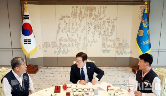 [서울=뉴시스] 최동준 기자 = 이재명 대통령이 4일 서울 용산 대통령실 청사에서 열린 양대 노총 위원장과 오찬 간담회에서 발언하고 있다. (대통령실통신사진기자단) 2025.09.04. photocdj@newsis.com