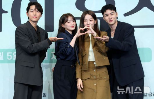 [서울=뉴시스] 김혜진 기자 = 배우 송중기(왼쪽부터), 천우희, 이주명, 서지훈이 4일 오후 서울 구로구 신도림 더 링크 호텔에서 열린 JTBC 금요시리즈 '마이 유스' 제작발표회에서 포즈를 취하고 있다. 2025.09.04. jini@newsis.com