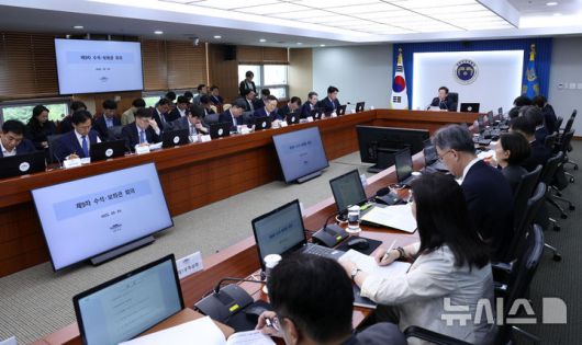 [서울=뉴시스] 고범준 기자 = 이재명 대통령이 4일 서울 용산 대통령실 청사에서 열린 제9차 수석·보좌관 회의에서 발언하고 있다. 2025.09.04. bjko@newsis.com