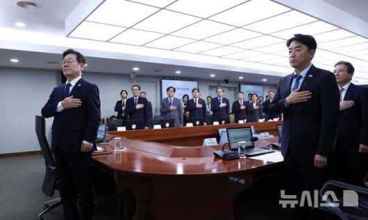[서울=뉴시스] 고범준 기자 = 이재명 대통령이 4일 서울 용산 대통령실 청사에서 열린 제9차 수석·보좌관 회의에서 국민의례를 하고 있다. 2025.09.04. bjko@newsis.com
