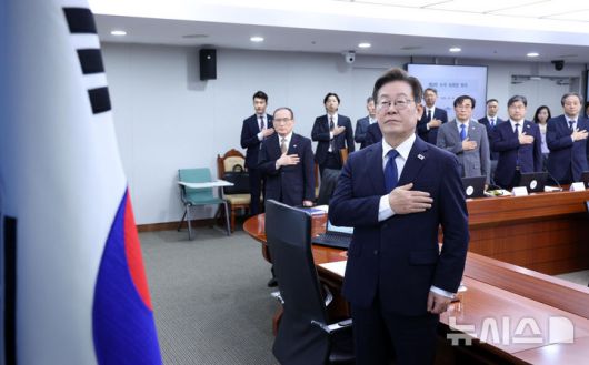 [서울=뉴시스] 고범준 기자 = 이재명 대통령이 4일 서울 용산 대통령실 청사에서 열린 제9차 수석·보좌관 회의에서 국민의례를 하고 있다. 2025.09.04. bjko@newsis.com