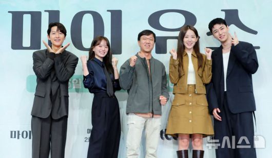 [서울=뉴시스] 김혜진 기자 = 배우 송중기(왼쪽부터), 천우희, 이상엽 감독, 이주명, 서지훈이 4일 오후 서울 구로구 신도림 더 링크 호텔에서 열린 JTBC 금요시리즈 '마이 유스' 제작발표회에서 포즈를 취하고 있다. 2025.09.04. jini@newsis.com