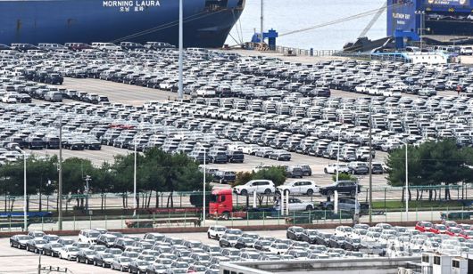 [평택=뉴시스] 김종택 기자 = 사진은 이날 경기 평택시 포승읍 평택항 자동차 전용부두에 수출용 차량이 세워져 있는 모습. 2025.09.04. jtk@newsis.com