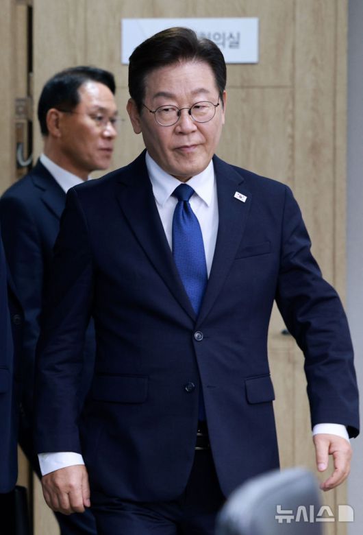 [서울=뉴시스] 고범준 기자 = 이재명 대통령이 4일 서울 용산 대통령실 청사에서 열린 제9차 수석·보좌관 회의에 입장하고 있다. 2025.09.04. bjko@newsis.com