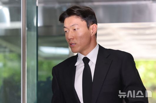 [서울=뉴시스] 권창회 기자 = 축구선수 황의조가 4일 오후 서울 서초구 서울중앙지방법원에서 열린 불법촬영 등 혐의 항소심 선고기일에 출석하고 있다. 2025.09.04. kch0523@newsis.com