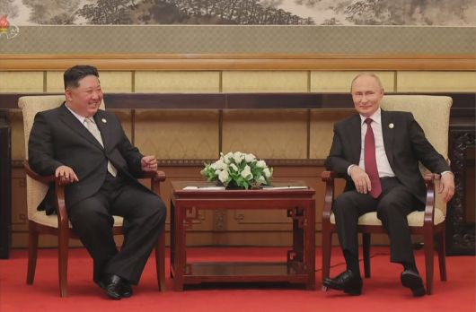 [서울=뉴시스] 북한 조선중앙TV는 지난 3일 중국 전승절 80주년 열병식 참석차 베이징을 방문한 김정은 국무위원장이 블라디미르 푸틴 러시아 대통령과 회담했다고 4일 보도했다. (사진=조선중앙TV 캡쳐) 2025.09.04. photo@newsis.com *재판매 및 DB 금지