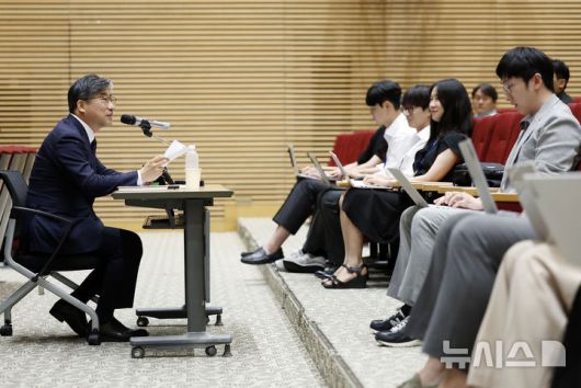 [서울=뉴시스] 최동준 기자 = 유덕현 재정기획보좌관이 4일 서울 용산 대통령실 청사에서 현안 관련 기자간담회를 하고 있다. 2025.09.04. photocdj@newsis.com