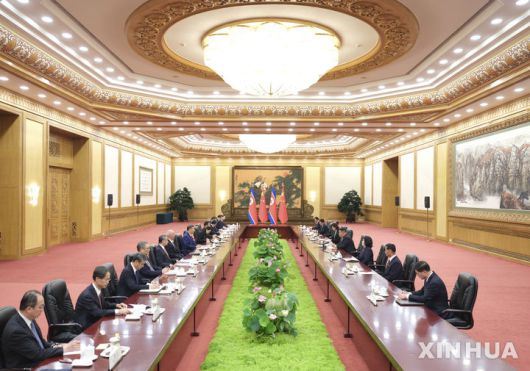 [베이징=신화/뉴시스] 김정은 북한 국무위원장(왼쪽)과 시진핑 중국 국가주석이 4일 중국 베이징 인민대회당에서 북중 정상회담을 하며 악수하고 있다. 김 위원장은 3일 베이징 톈안먼 광장에서 열린 '중국인민 항일 전쟁 및 세계 반파시스트 전쟁 승리(전승절)' 80주년 열병식 참석차 중국을 방문했으며, 북중 정상회담은 이번이 6번째다. 2025.09.04.