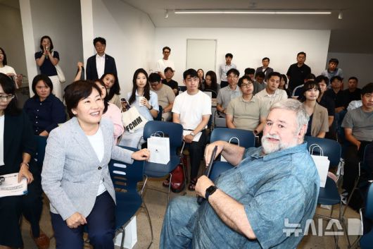 [제주=뉴시스] 성이시돌 목장의 원유로 프리미엄 유제품을 생산하는 미스터밀크에서 송미령 농림축산식품부 장관과 마이클조셉 리어던 이시돌 농촌사업 개발협회 이사장이 대화하고 있다. (사진 = 농식품부 공동취재단) 2025.09.03.