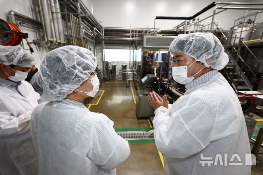 [제주=뉴시스] 성이시돌 목장의 원유로 프리미엄 유제품을 생산하는 미스터밀크에서 송미령 농림축산식품부 장관과 신세호 미스터밀크 대표이사가 함께 공장을 둘러보고 있다. (사진 = 농식품부 공동취재단) 2025.09.03.