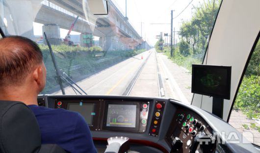 [청주=뉴시스] 강종민 기자 = 위례선(트램) 초도 편성 완성차시험 및 예비주행시험이 5일 충북 청주 한국철도기술연구원 오송시험선 구간에서 진행되고 있다.  위례선은 전기를 공급하는 전차선이 없는 무가선 노면전차로 마천역(5호선)에서 출발해 복정역(8호선·수인분당선)과 남위례역(8호선)을 연결한다. 2025.09.05. ppkjm@newsis.com