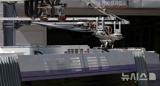 [청주=뉴시스] 강종민 기자 = 위례선(트램) 초도 편성 완성차시험 및 예비주행시험이 실시된 5일 충북 청주 한국철도기술연구원 오송시험선 구간에서 위례선이 충전하고 있다.  위례선은 전기를 공급하는 전차선이 없는 무가선 노면전차로 마천역(5호선)에서 출발해 복정역(8호선·수인분당선)과 남위례역(8호선)을 연결한다. 2025.09.05. ppkjm@newsis.com