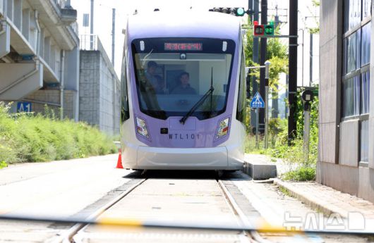 [청주=뉴시스] 강종민 기자 = 위례선(트램) 초도 편성 완성차시험 및 예비주행시험이 5일 충북 청주 한국철도기술연구원 오송시험선 구간에서 진행되고 있다.  위례선은 전기를 공급하는 전차선이 없는 무가선 노면전차로 마천역(5호선)에서 출발해 복정역(8호선·수인분당선)과 남위례역(8호선)을 연결한다. 2025.09.05. ppkjm@newsis.com