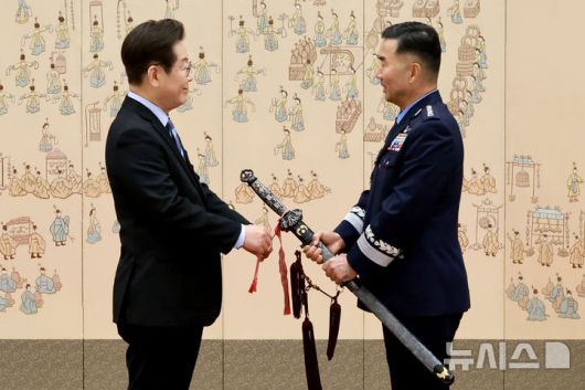 [서울=뉴시스] 최동준 기자 = 이재명 대통령이 2일 서울 용산 대통령실 청사에서 열린 대장 진급·보직 신고 및 삼정검 수치 수여식에서 합동참모의장 후보자인 진영승 전략사령관의 삼정검에 수치를 달아주고 있다. (대통령실통신사진기자단) 2025.09.02. photocdj@newsis.com